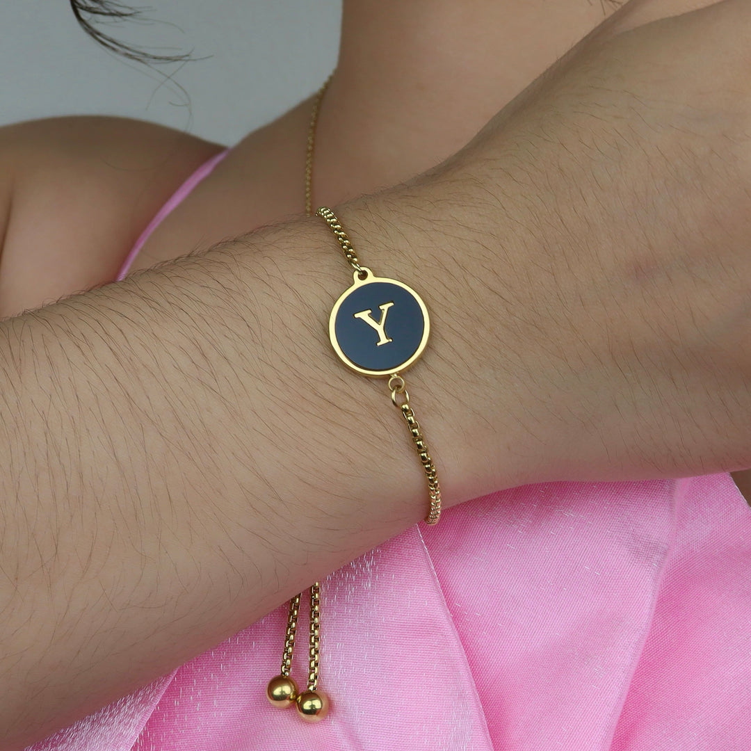 Pulsera con inicial - oro y negro - letras A a Z - ajustable