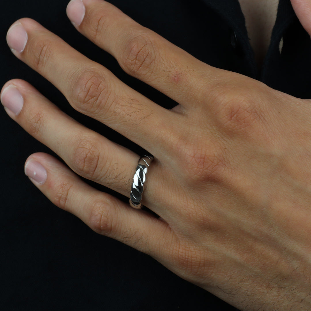 Sortija torcida - oro o plata - hombre - size 8 a 12