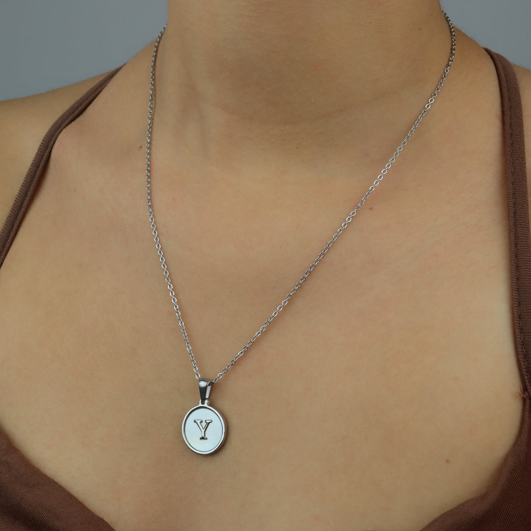 Collar con inicial - PLATA y blanco - letras A a Z