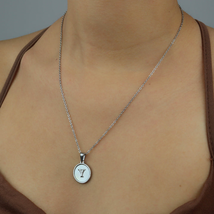 Collar con inicial - PLATA y blanco - letras A a Z