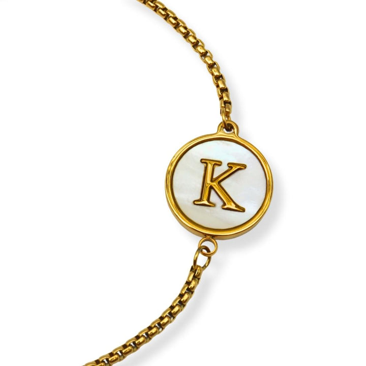 Pulsera con inicial - oro y blanco - letras A a Z - ajustable